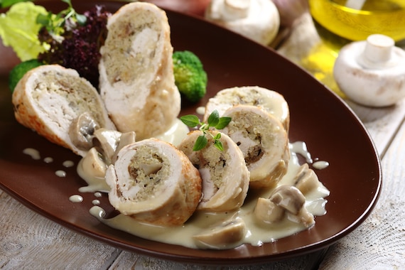 Zrazy z indyka z kaszą jaglaną, grzybami i tymiankiem