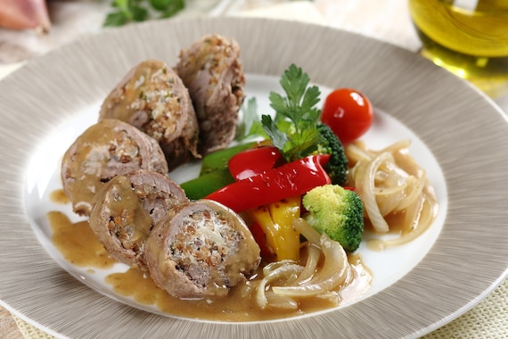 Zrazy zawijane z kaszą gryczaną i serem kozim