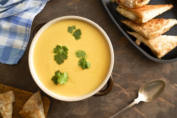 Zupa kukurydziana z pierożkami i krewetkami