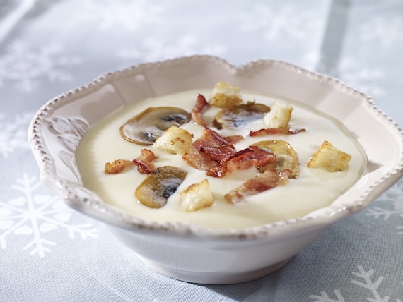 Zupa ziemniaczana z boczkiem, pieczarkami i grzankami
