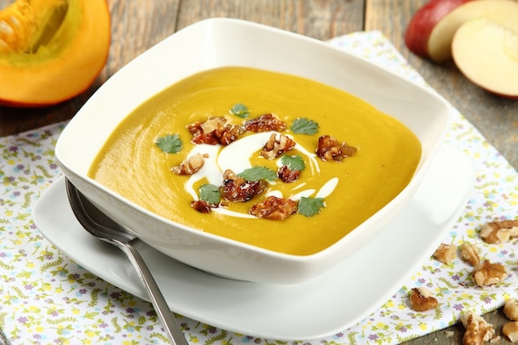Zupa krem z dyni z karmelizowanym jabłkiem i  pieczonymi orzechami