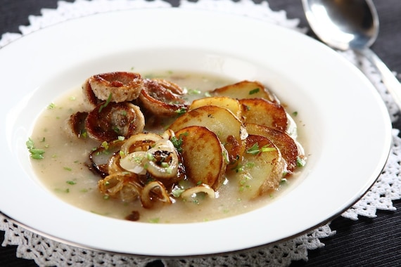 Żurek ze smażonymi ziemniakami i kiełbasą