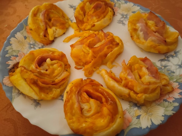 Ślimaczki z ciasta francuskiego z serem i szynką - VIDEO - zdjęcie użytkownika - zdjęcie numer 2