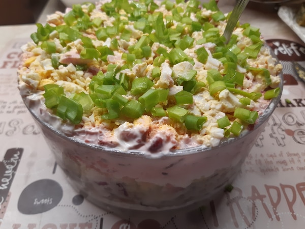 Świąteczna sałatka warstwowa z jajkiem, buraczkami i śledziem - zdjęcie użytkownika - zdjęcie numer 1