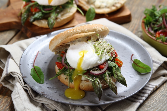 Burgery ze szparagami i jajkiem w koszulce