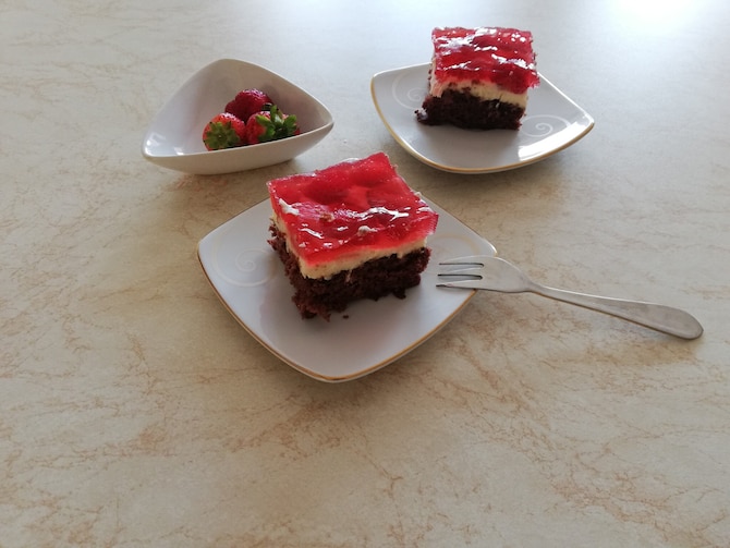 Ciasto z truskawkami, galaretką i masą budyniową