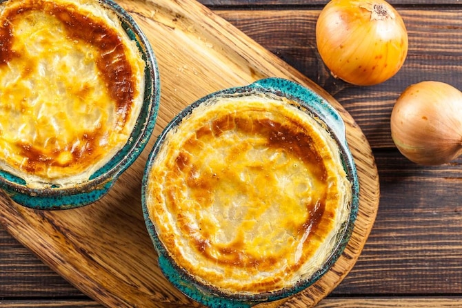 Francuska zupa cebulowa zapiekana z serem