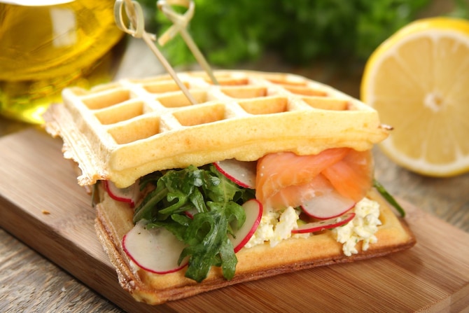 Gofry z rukolą i łososiem wędzonym 