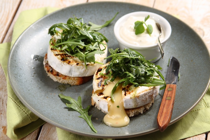 Klasyczny grillowany ser camembert  