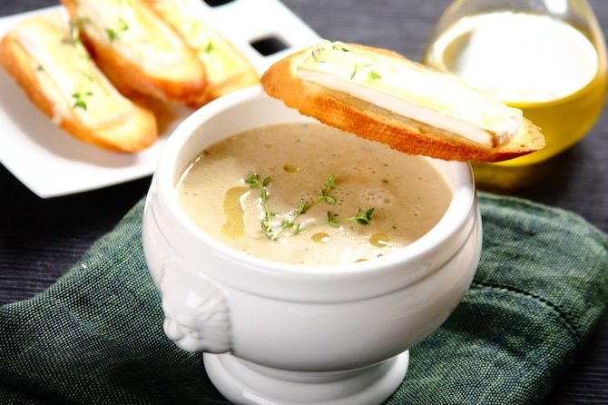 Krem borowikowy z serową grzanką