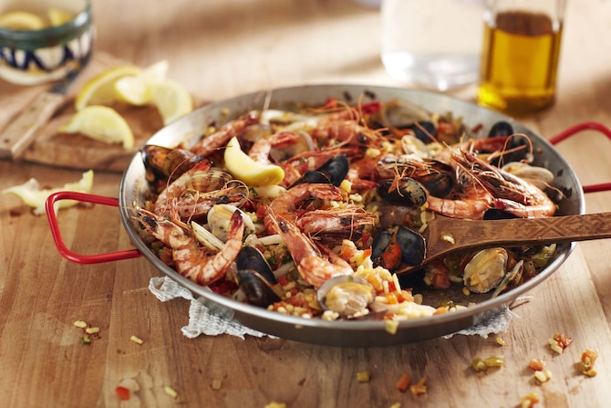 Paella z owocami morza i kurczakiem