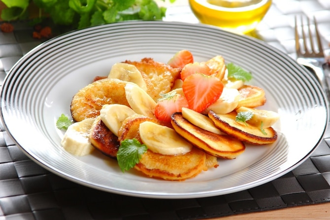 Pancakes z bananami i syropem klonowym