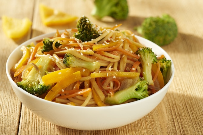 Smażony makaron z chrupiącymi warzywami