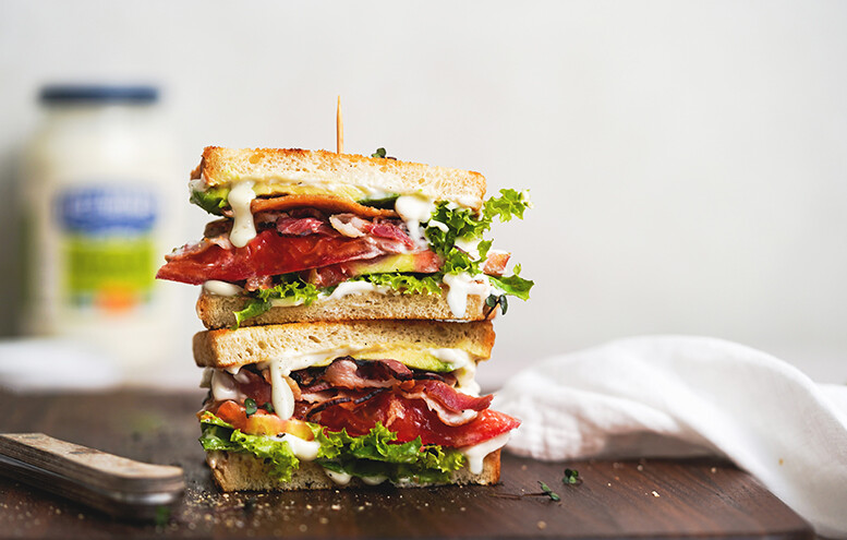 Kanapka BLT (bekon, pomidor, sałata)