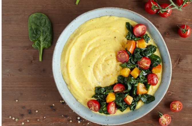 Polenta z pomidorami i listkami szpinaku