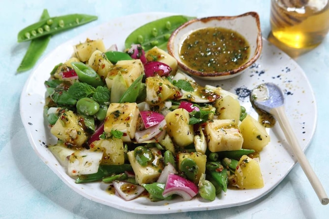 Sałatka z zielonym groszkiem bobem i serem Halloumi
