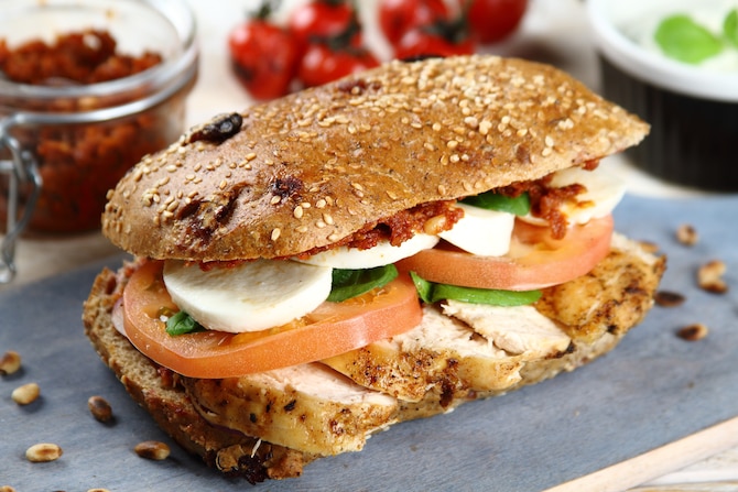 Sandwich z grillowanym kurczakiem i Pesto z pomidorów
