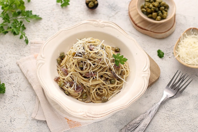 Spaghetti z anchois i kaparami 