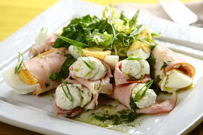 Szynkowe roladki zawijane z kremem chrzanowym i jajkami