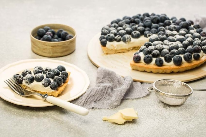 Tarta z białą czekoladą i borówkami 