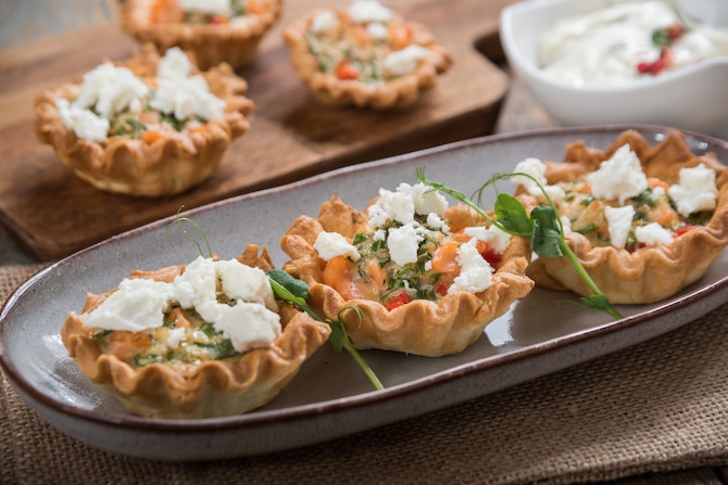 Tartaletki jajeczne z łososiem i serem feta