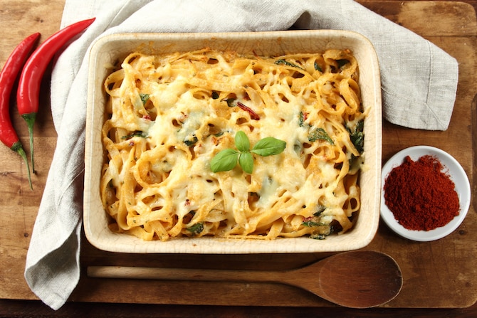 Tagliatelle ze szpinakiem, zapiekane z chili i wędzoną papryką