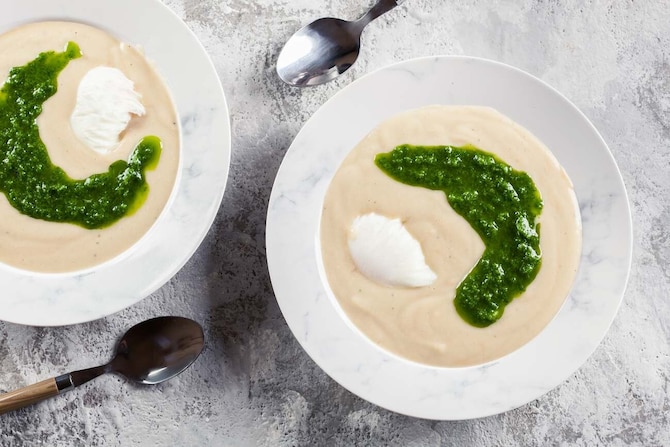 Zupa z pieczonego czosnku i soku z ogórków kiszonych