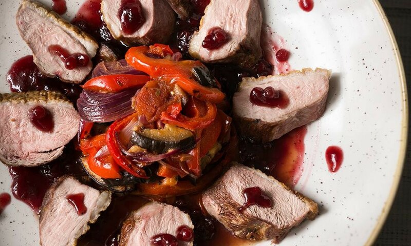 Pierś z kaczki, z sosem winno-borówkowym i pikantnym ratatouille