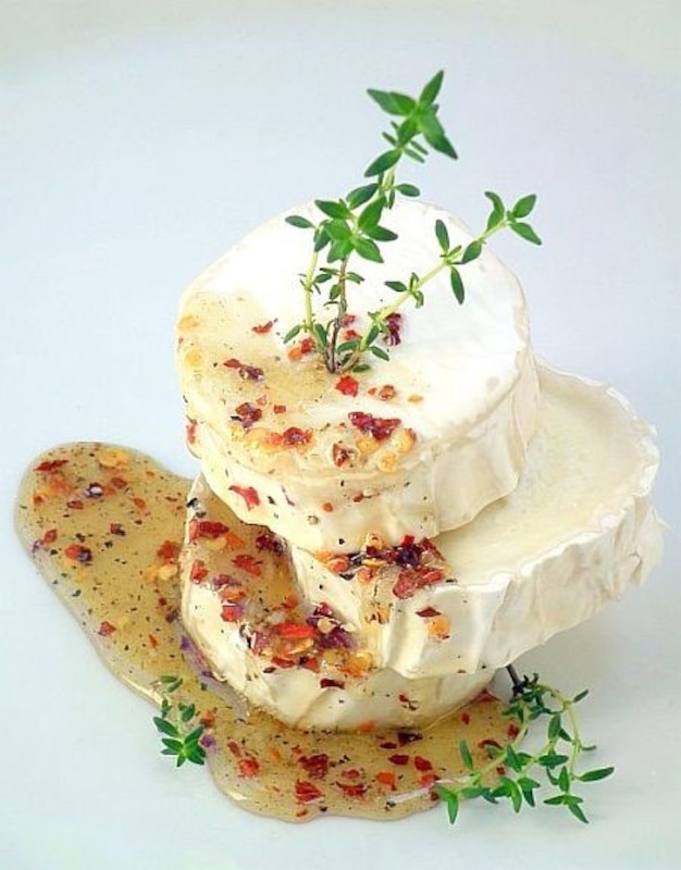 Camembert w pikantnym sosie miodowym