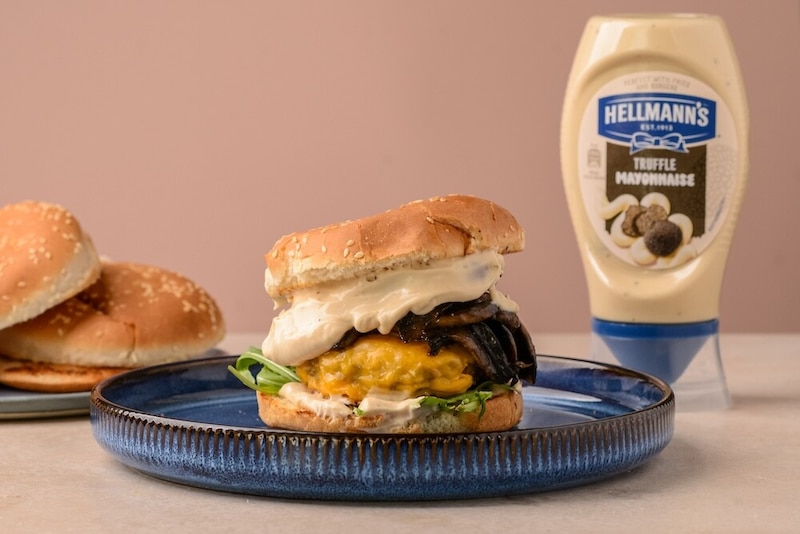 Burger z wołowiną, gruszką, pieczarkami i majonezem truflowym