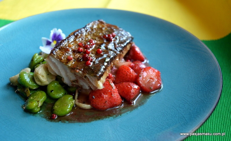 Polędwica z dorsza, bób z czarnuszką, truskawki z różowym pieprzem i lawendą 