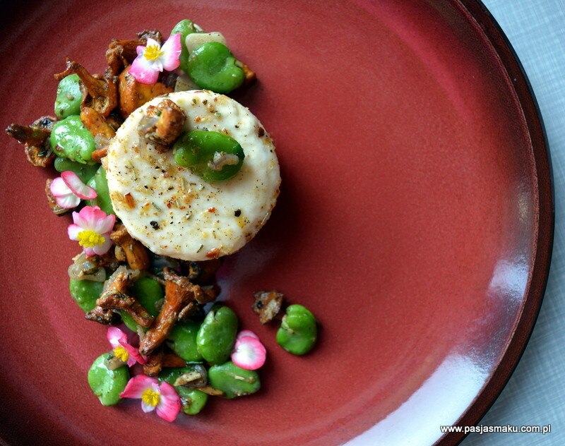 Marynowany kozi ser, kurki z bobem, kwiaty begonii 