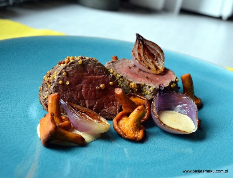 Polędwica wołowa z musztardą francuską, kurki, pieczona czerwona cebula