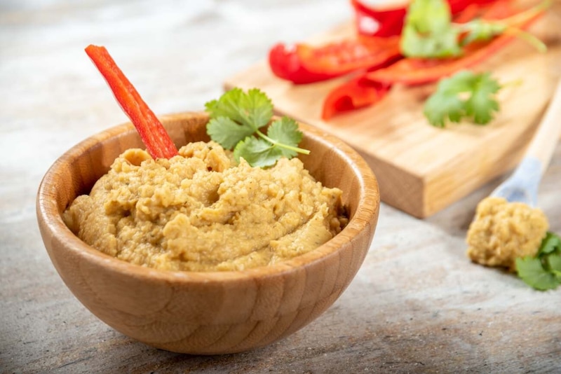 Hummus czosnkowy z papryką