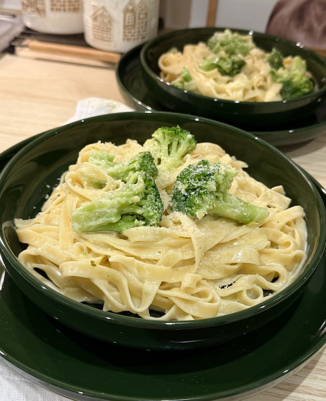 Makaron serowy z brokułem