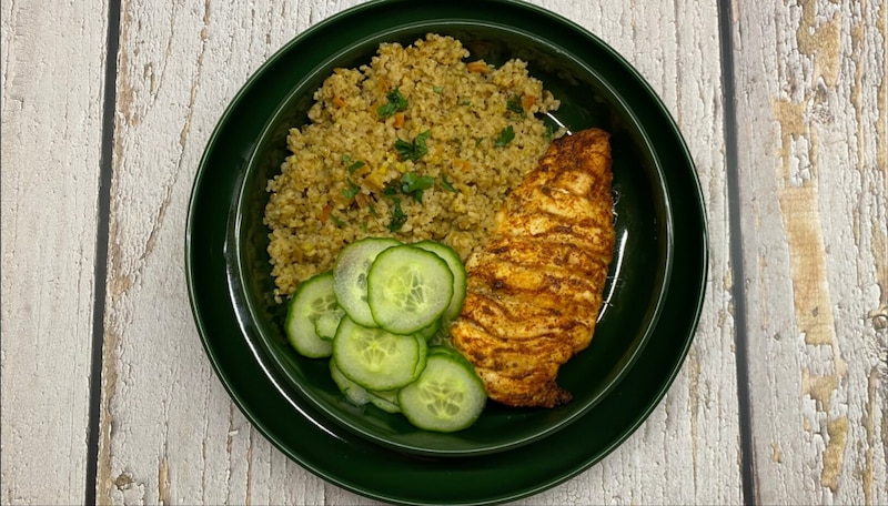 Kasza jęczmienna z pieczonym filetem z kurczaka