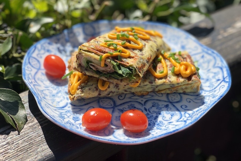 Grillowana tortilla z serka wiejskiego z kurczakiem i warzywami