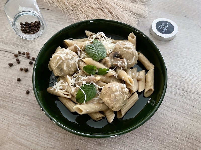 Makaron w sosie pieczarkowym z klopsikami