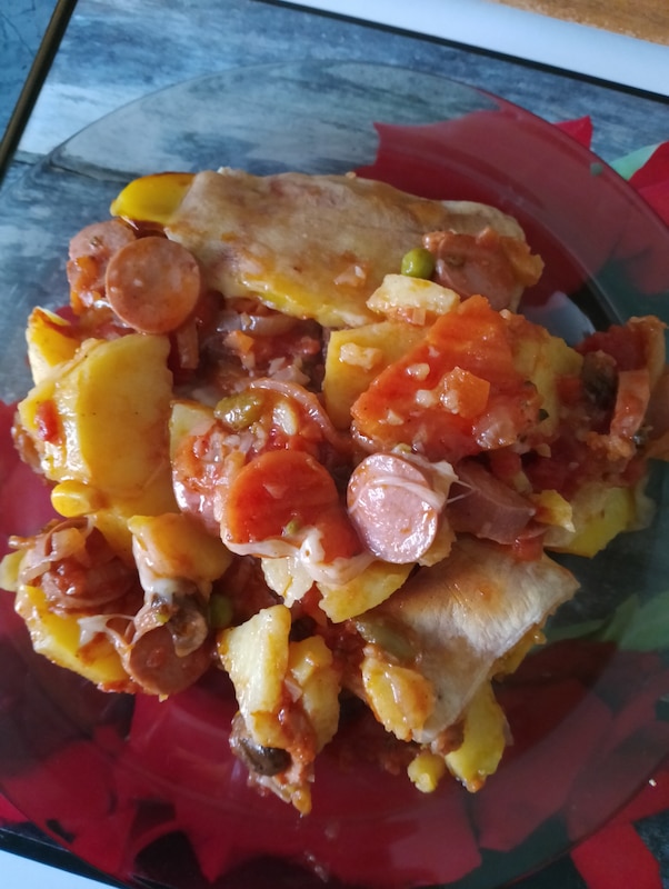 Zapiekanka ziemniaczana z pieczarkami i warzywami i parówką