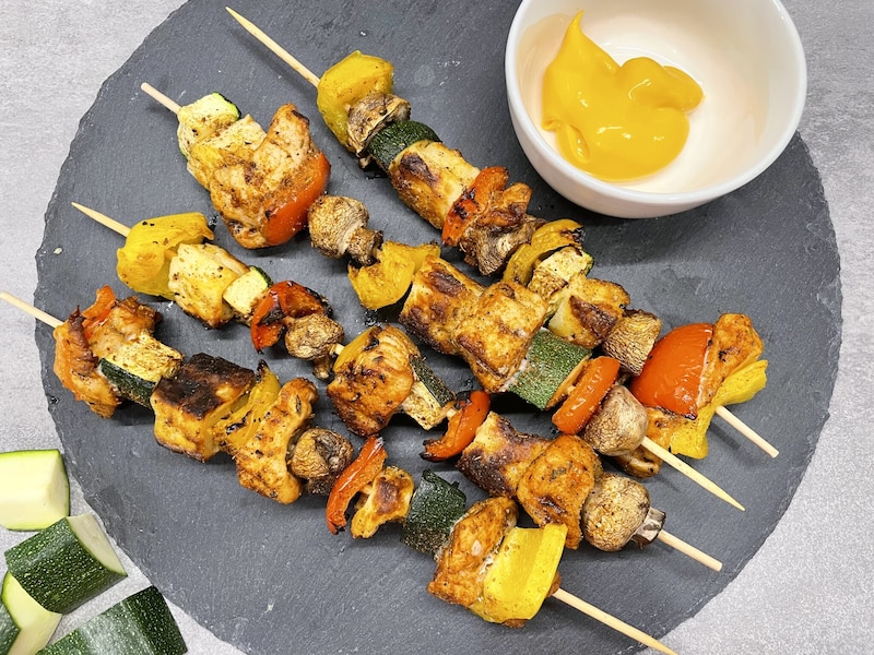 Szaszłyki z serem halloumi i kurczakiem