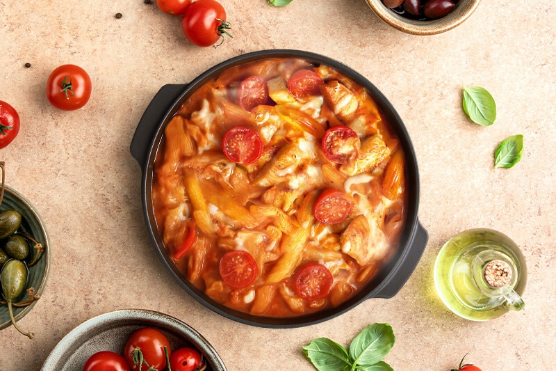 Zapiekanka makaronowa z kurczakiem i pomidorami