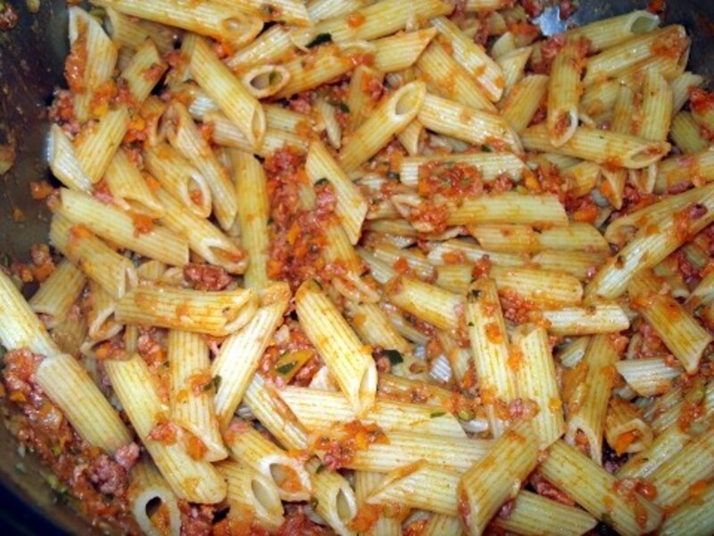 Penne z mięsem mielonym i warzywami w sosie pomidorowym