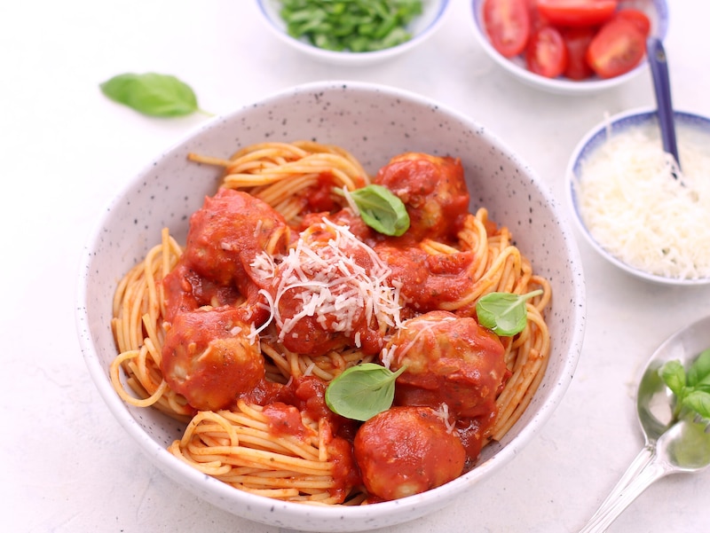 Pulpety w sosie pomidorowym z makaronem