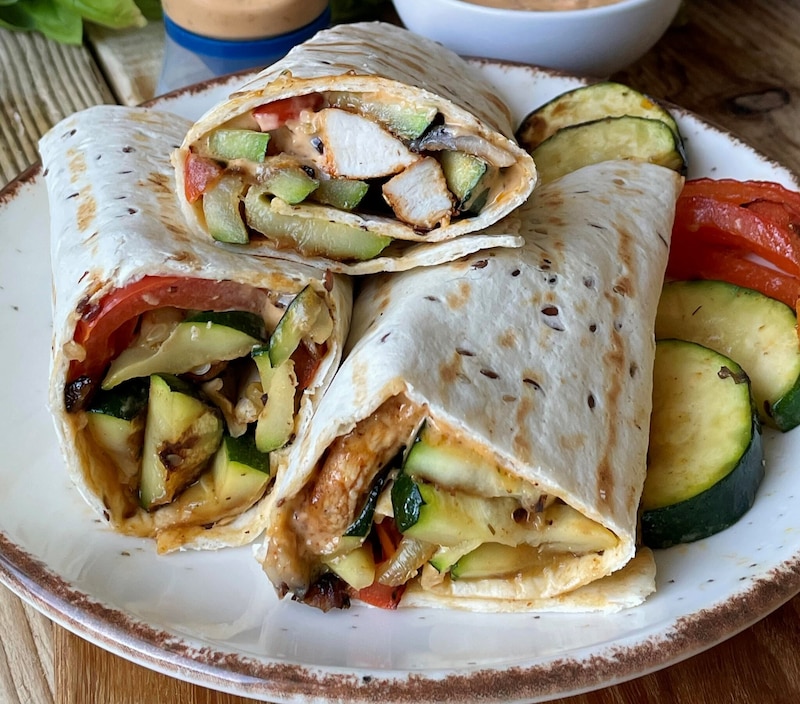 Tortille z grillowanymi warzywami i kurczakiem