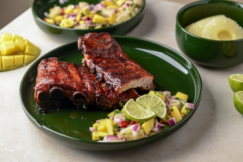 Żeberka z owocową salsą